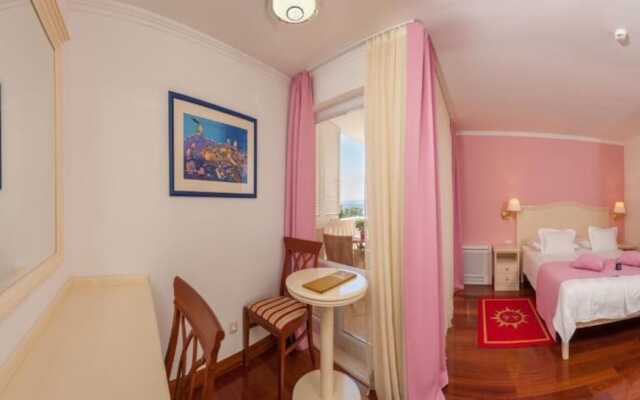 Beachfront Luxury Condos - R10-302