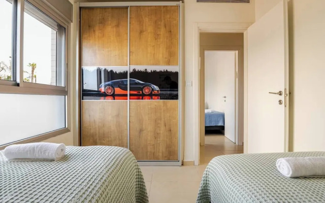 Gugel Waves Seaview 4BR Family Aparts