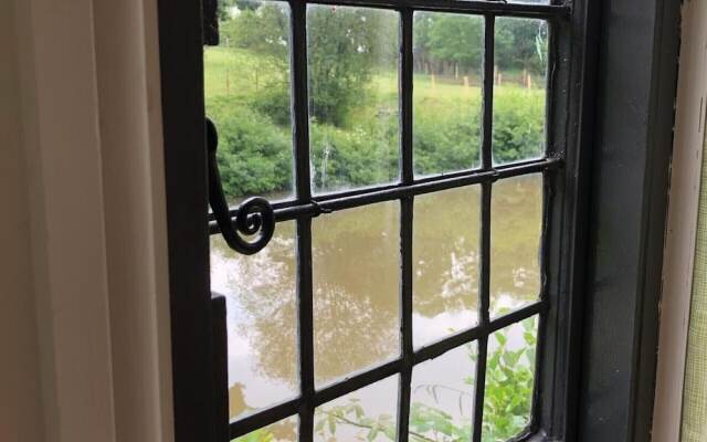 Cosy & Secluded Lakeside Fisherman's Hut