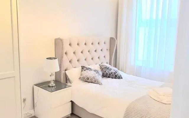 Spacious 3 bedroom flat near the sea