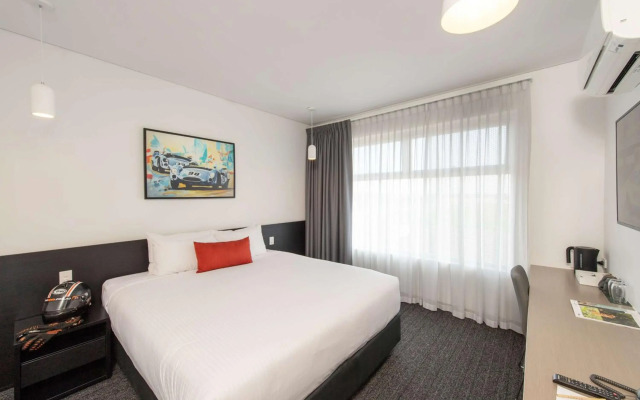 Rydges Pit Lane Hotel