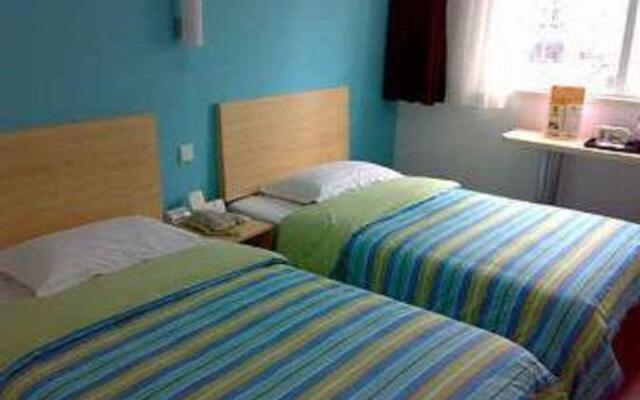 Huayi Hotel (Chongqing Shiqiaopu Metro Station)