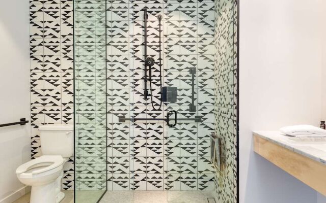 Blackhaus Suites by AvantStay – Modern Comfort in Downtown Palm Springs