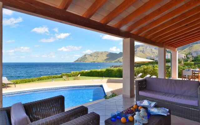 Mallorca Family Sea Front Villa in Betlem