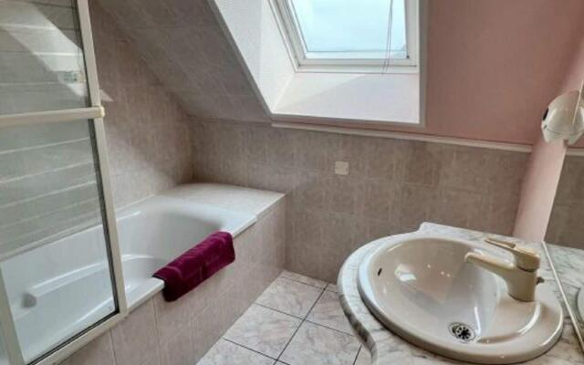 Attractive holiday home in Moëlan-sur-Mer with garden