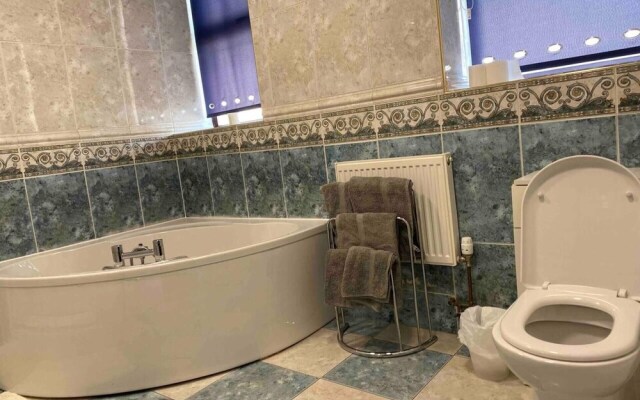 7 Person Home Flat W/parking - Near Swansea Centre