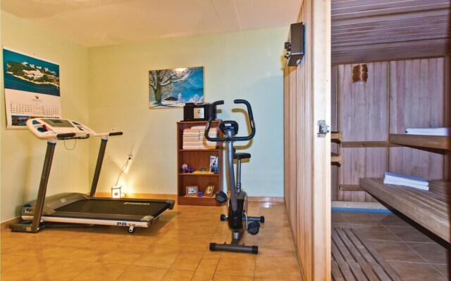 Awesome Home in Visnjan with Hot Tub, Sauna & WiFi