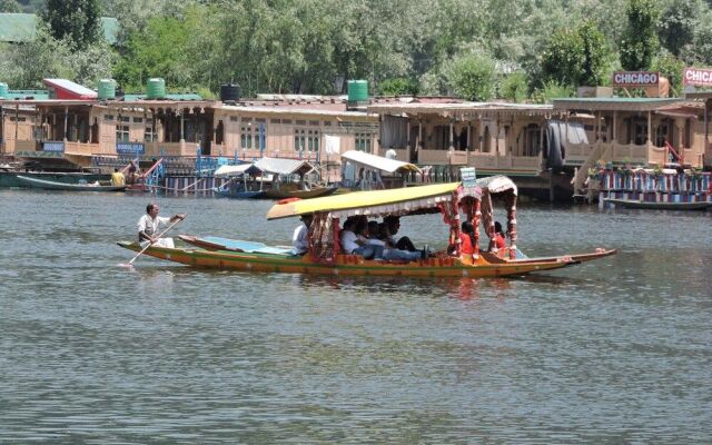 Appollo eleven group of houseboats