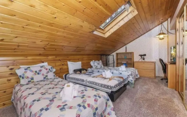 Charming Lakeside Retreat