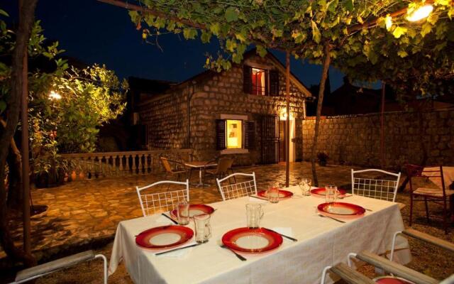 Muki's House- just 50m from the beach