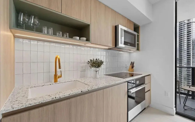 Luxury 2br-2bth Balcony Pool