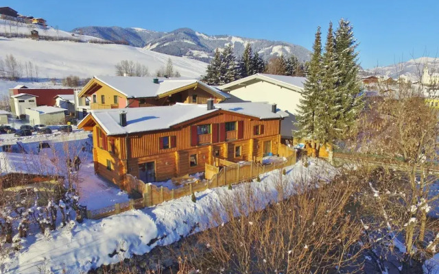 Spacious Chalet With Hot Tub In Kaprun