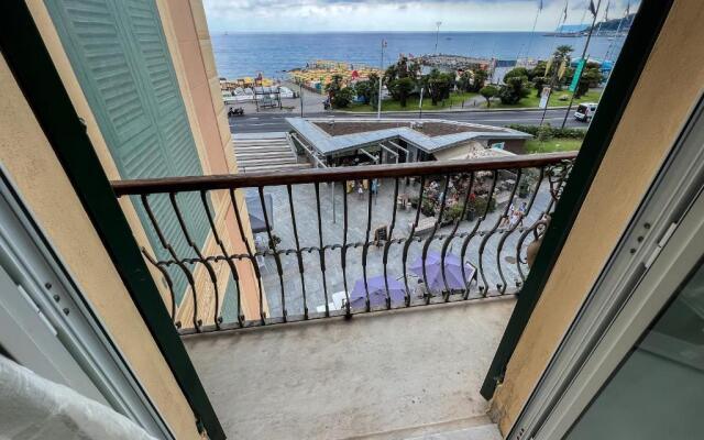 Splendido appartamento con vista mare su piazza Dante