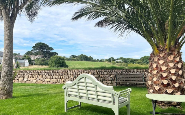 Gorgeous Spacious Bungalow Serene Garden Parking