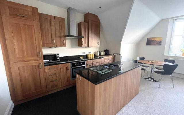 Regal Retreat Modern 2 bed apartment 400m from sea