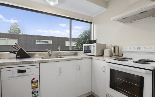 Modern Central Home - Parking & Aircon
