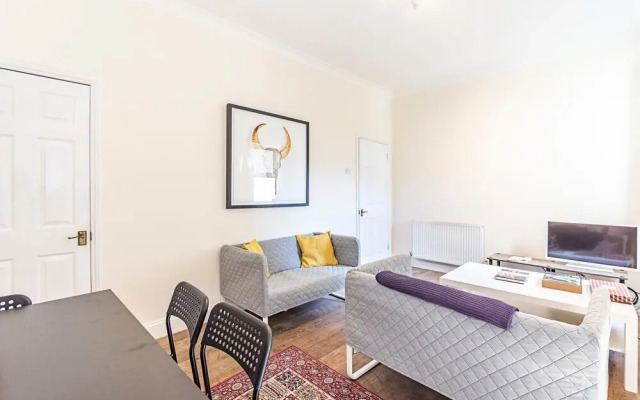 Spacious 4 Bed Apartment Near Tooting Gardens