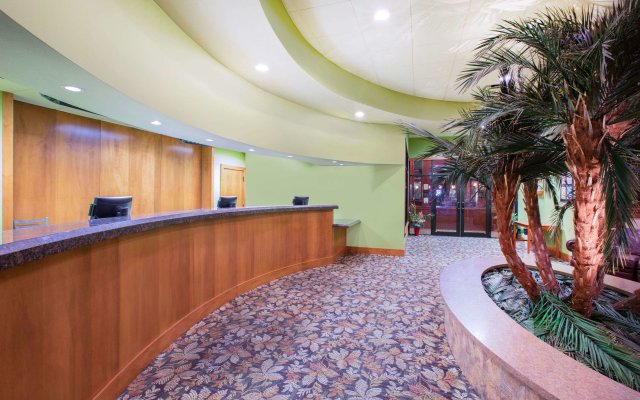 Ramada Tropics Resort & Conf Center by Wyndham Des Moines