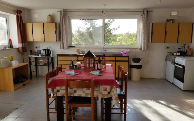 Rustic Villa With Pool, Sleeps 6 & Terrace
