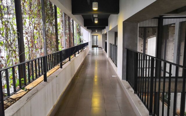 Univ 360 Cozy Apartment with Pool View