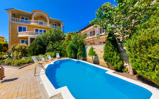 Белая лебедь (Геленджик)