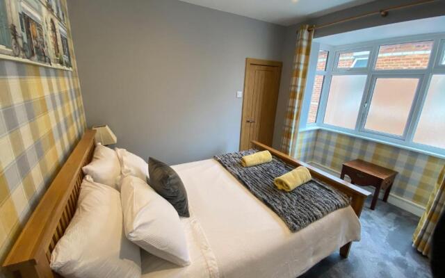 Charming 3 bed house and garden, pet friendly