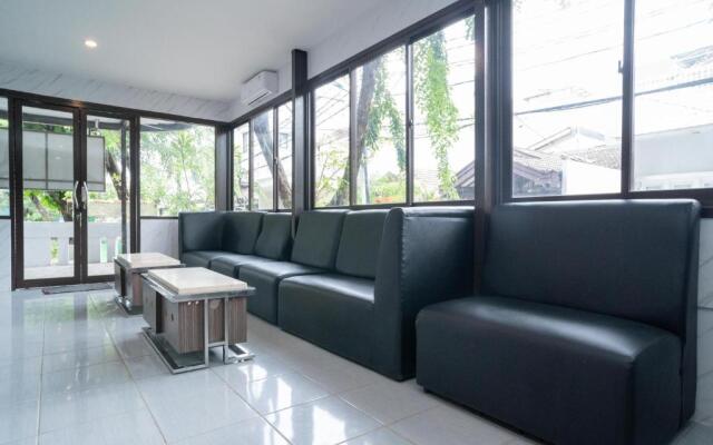 RedDoorz Plus near ITC Cempaka Mas 2