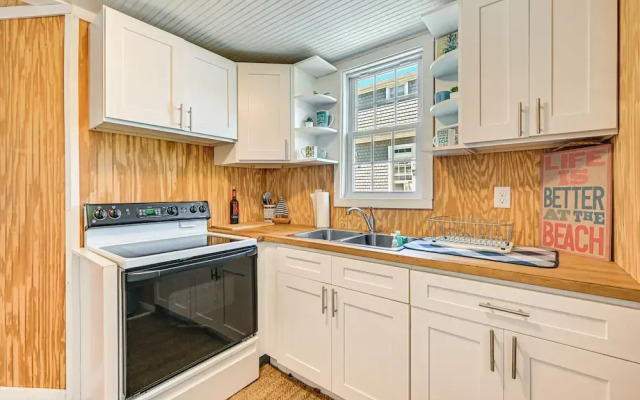 Inviting Beachfront Apartment in Hawk's Nest Beach