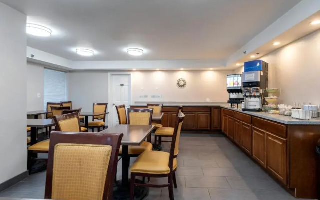 HomeTown Inn by Red Roof East Syracuse
