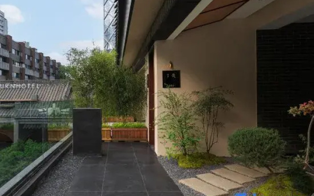 RETURN Courtyard Hotel