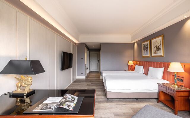 Lakeshore Hotel