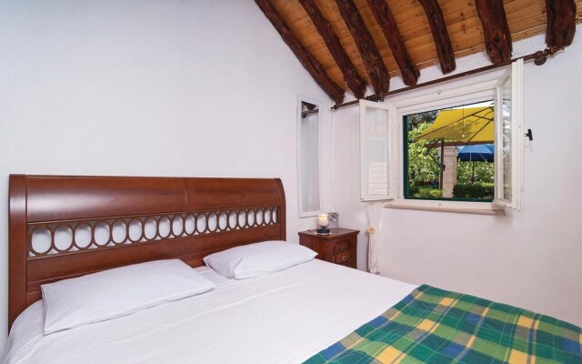 Stunning Home in Pucisca With 3 Bedrooms and Wifi