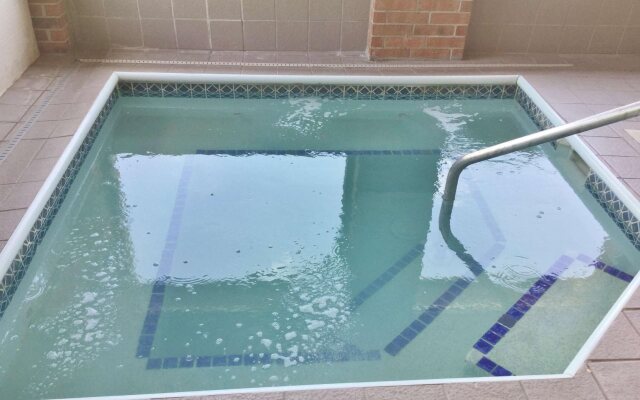 Capital O Amerihost Inn and Suites Fulton Hwy 54 MO