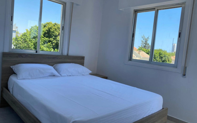 Renovated modern 1-bedroom apartment with view