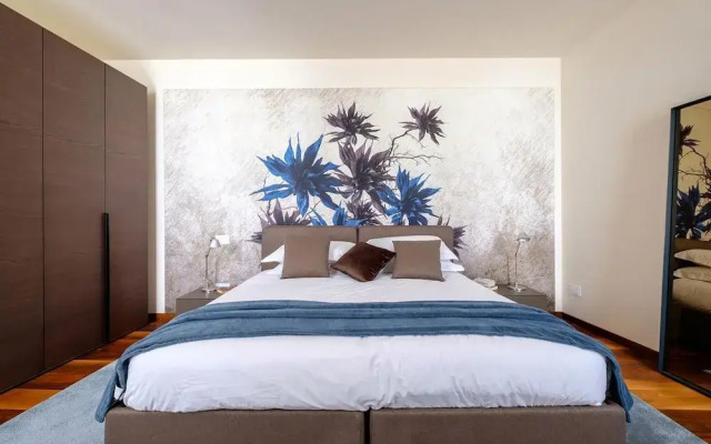 Venice Canal Palazzo Gracious and Modern 3 Bedroom Apartment