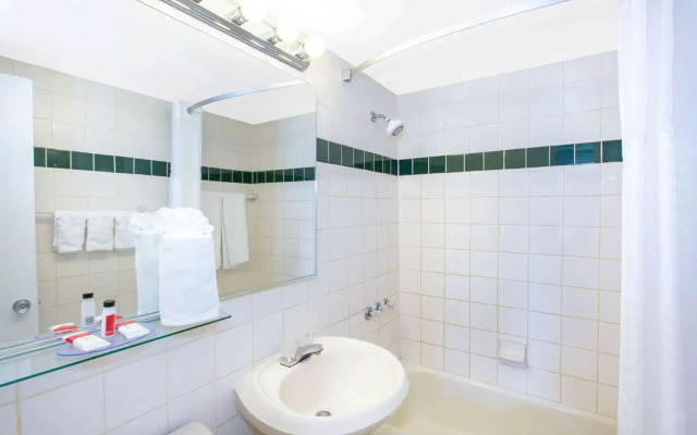 Days Hotel - Thunderbird Beach Resort