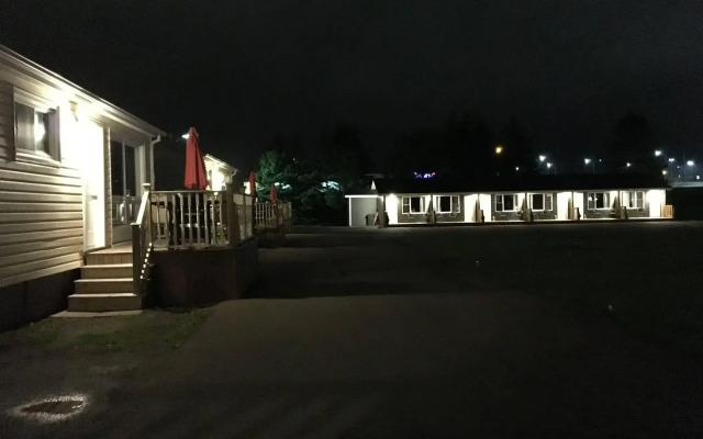 Royalty Maples Motel & Cottages