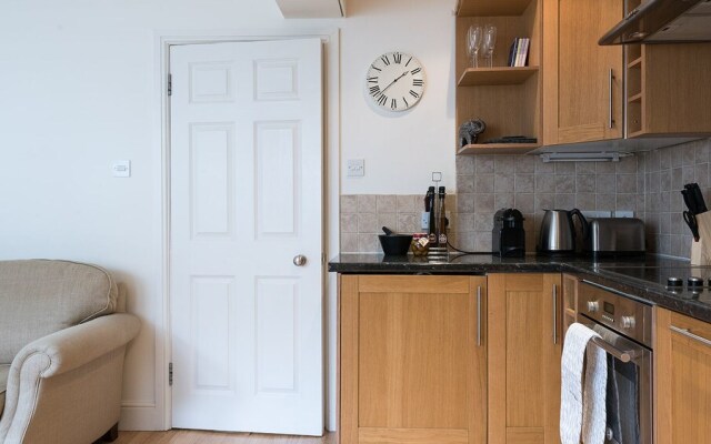 Cosy 2BR Fulham Apartment With Terrace!