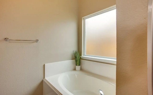 Pet-friendly Texas Retreat w/ Fenced-in Yard!