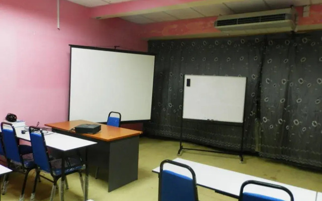 OYO 43962 Ezzy In Hotel