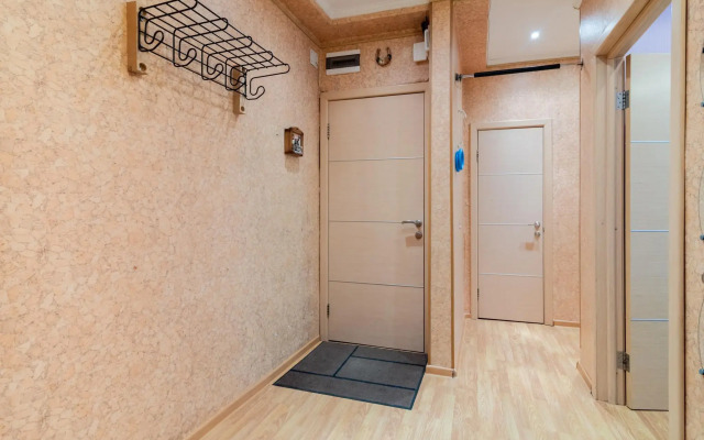 Bon voyage на улице Судакова