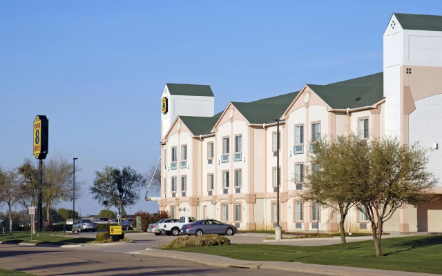 Super 8 by Wyndham Irving/DFW Apt/North
