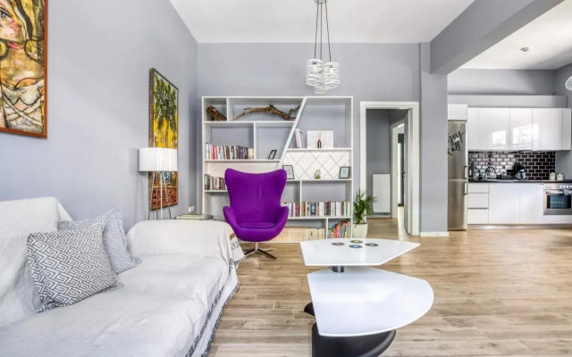 Spacious flat with courtyard and private parking!