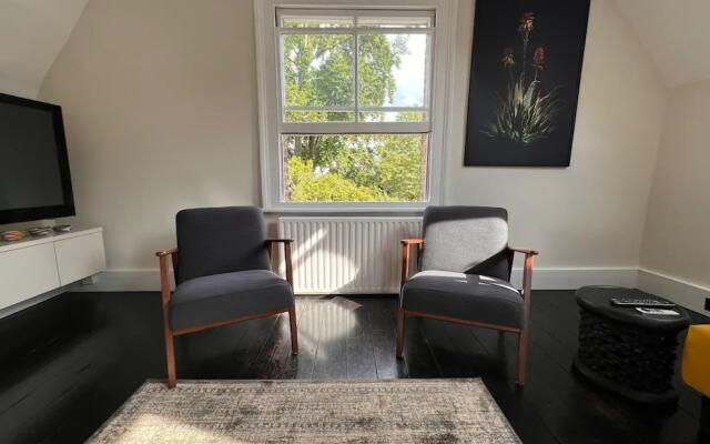 Stylish 1 Bedroom Top Floor Apartment in Highgate