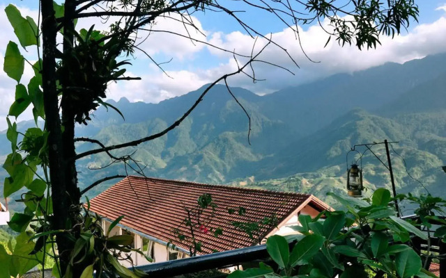 Cat Cat Sunrise Hotel