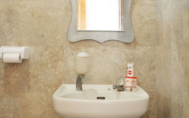 OYO 392 Hotel Mawar Saron