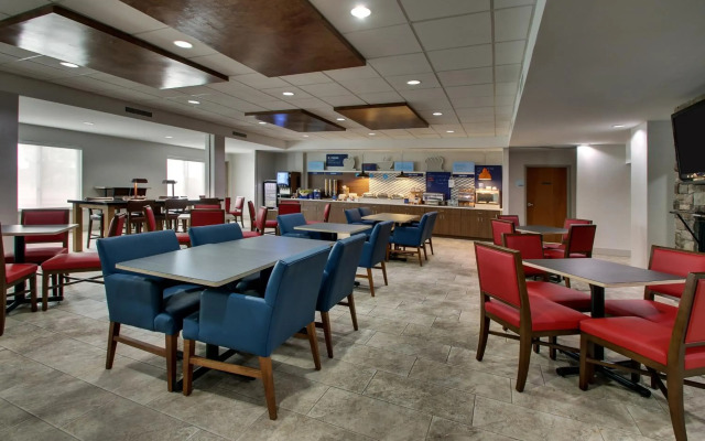 Holiday Inn Express & Suites Waukegan by IHG