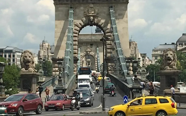 Bridge & Castle Art Apartman