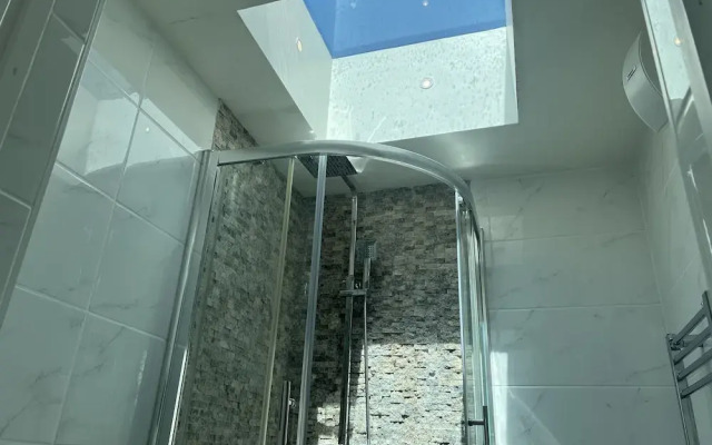 The Broadway Beach Homes Airbnb With Hot tub