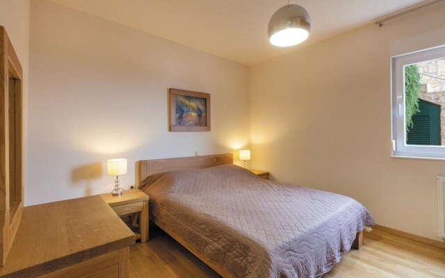 Beautiful Home in Makarska With Wifi and 7 Bedrooms